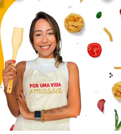 Priscilla Magna, criadora do Viver de Comida, de avental e espátula de madeira, cercada por ingredientes