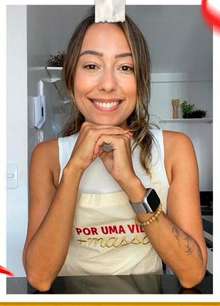 Retrato de Priscilla Magna, apresentadora do Viver de Comida, na cozinha